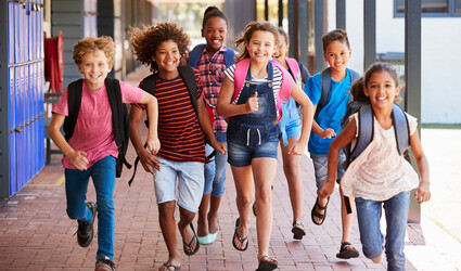 freudige, auf dem Flur laufende Schulkinder