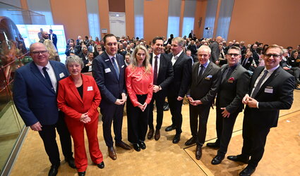 Ministerpräsident Olaf Lies und Landtagspräsidentin Hanna Naber mit den Vorsitzenden der Vertreterversammlung und des Vorstandes sowie der Geschäftsführung des GUV OL