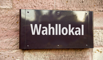 Schild mit Aufschrift Wahllokal
