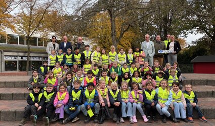 Erstklässlerinnen und Erstklässler der Grundschule Bümmerstede mit Sicherheitswesten