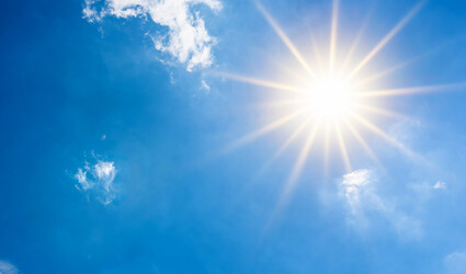 Blauer Himmel mit strahlender Sonne
