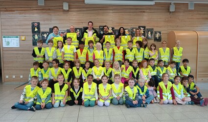 Erstklässlerinnen und Erstklässler der Grundschule Nadorst Sicherheitswesten